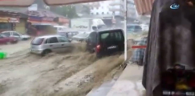 «Βούλιαξε» η Άγκυρα μέσα σε λίγα λεπτά! Καταιγίδα προκάλεσε τραυματισμούς και καταστροφές [Εικόνες]